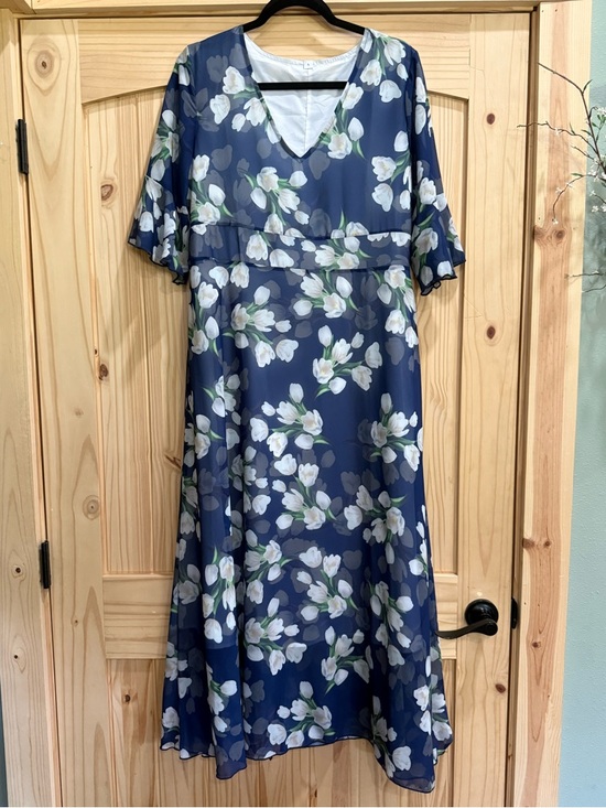Dresses & Skirts - Navy Floral V-Neck Chiffon Dress